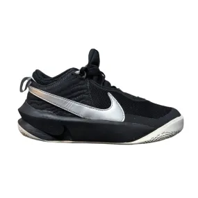 Nike Team Hustle D 10 Basketball Shoes – UK 4, EU 36.5, US 4.5